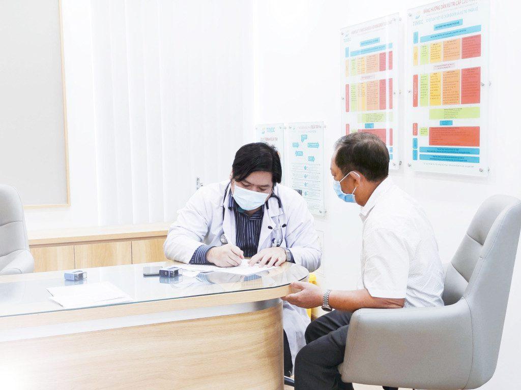 Bác sĩ tại Phòng khám Timec tư vấn phác đồ điều trị ung thư đại trực tràng cho bệnh nhân