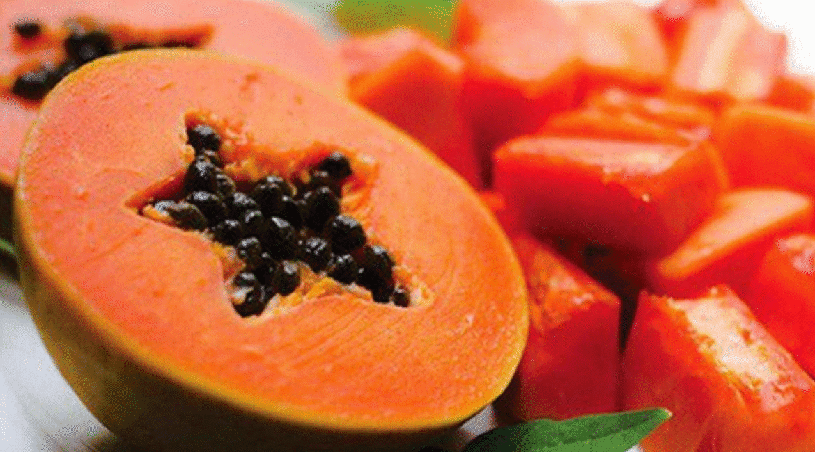 Miếng đu đủ chín tươi ngon chứa nhiều vitamin và enzyme papain tốt cho sức khỏe.