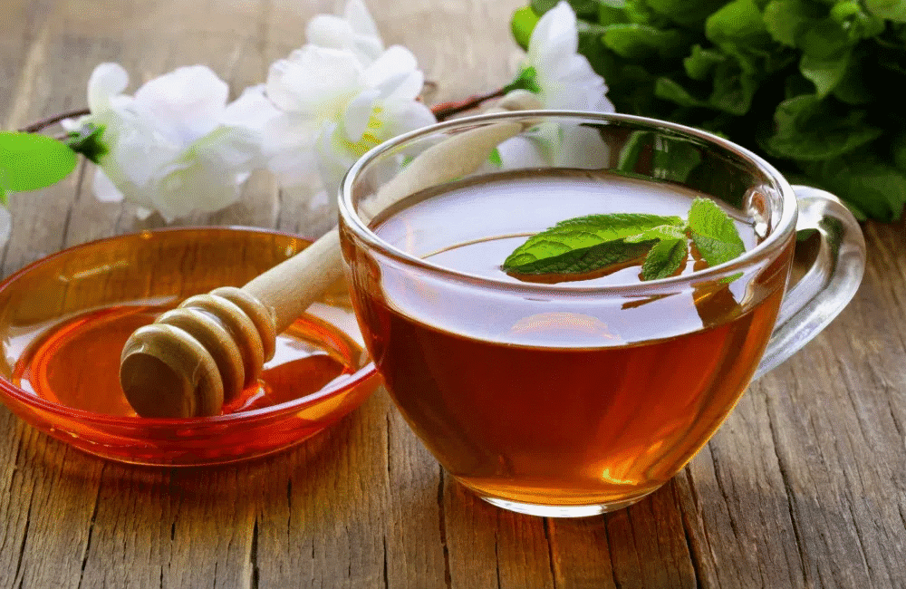 Ly mật ong pha nước ấm giúp thanh lọc cơ thể và hỗ trợ tiêu hóa