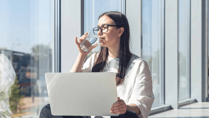 Uống nước đúng cách giúp cơ thể phục hồi sau khi tập thể dục và tỉnh táo làm việc năng suất tốt