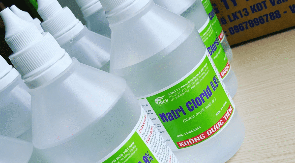 Vệ sinh vùng kín bằng nước muối an toàn với nước muối sinh lý 0.9%