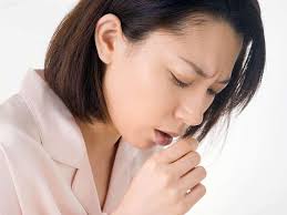 phân biệt COPD và hen phế quản ngoài các triệu chứng đặc trưng như ho, khó thở còn dựa trên các yếu tố khác như độ tuổi, yếu tố gây bệnh, triệu chứng lâm sàng, yếu tố tắc nghẽn.