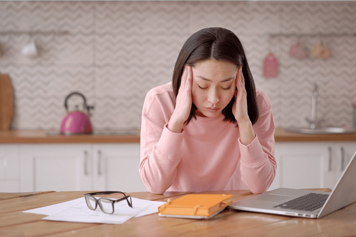 Phụ nữ cảm thấy căng thẳng khi làm việc