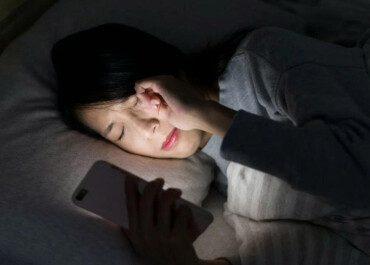 Nhìn mờ sau khi dùng điện thoại lâu có đáng lo? Nguyên nhân và cách bảo vệ mắt